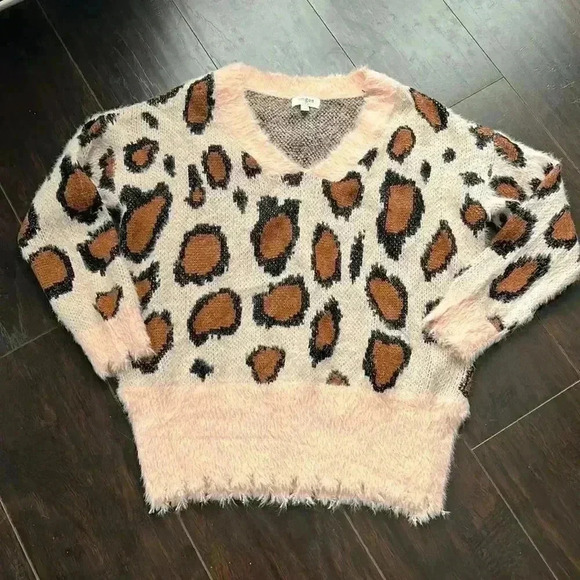 Umgee | Soft and fuzzy pink animal print pullover with puff  sleeves - Picture 4 of 13